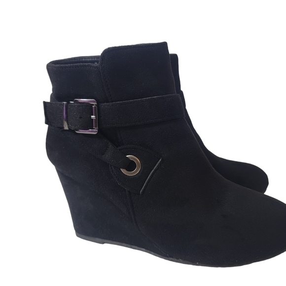 Alexis Bendel woman's size 9 Heeled (3") zip-up boots. - Picture 9 of 10